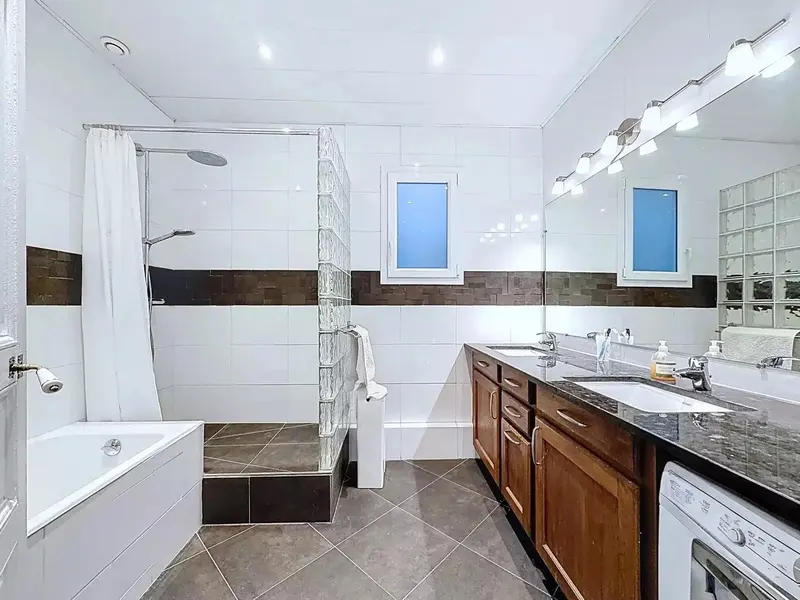 Salle de bains avec baignoire, douche et double vasque