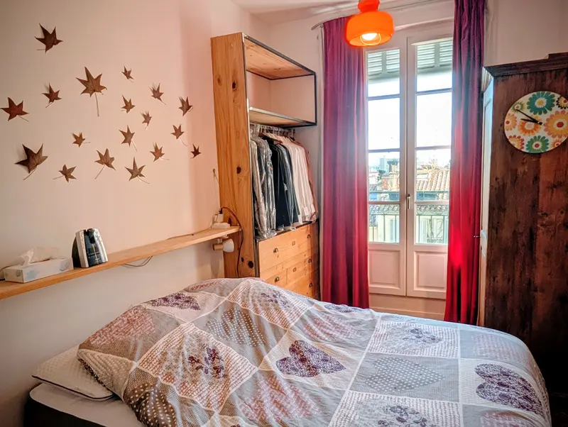 Troisième chambre avec porte-fenêtre sur le balcon